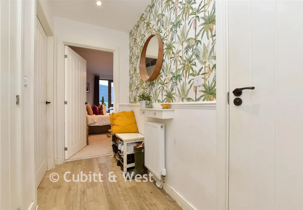 Entrance Hall - Purley Way, Croydon, Surrey - Wards of Kent