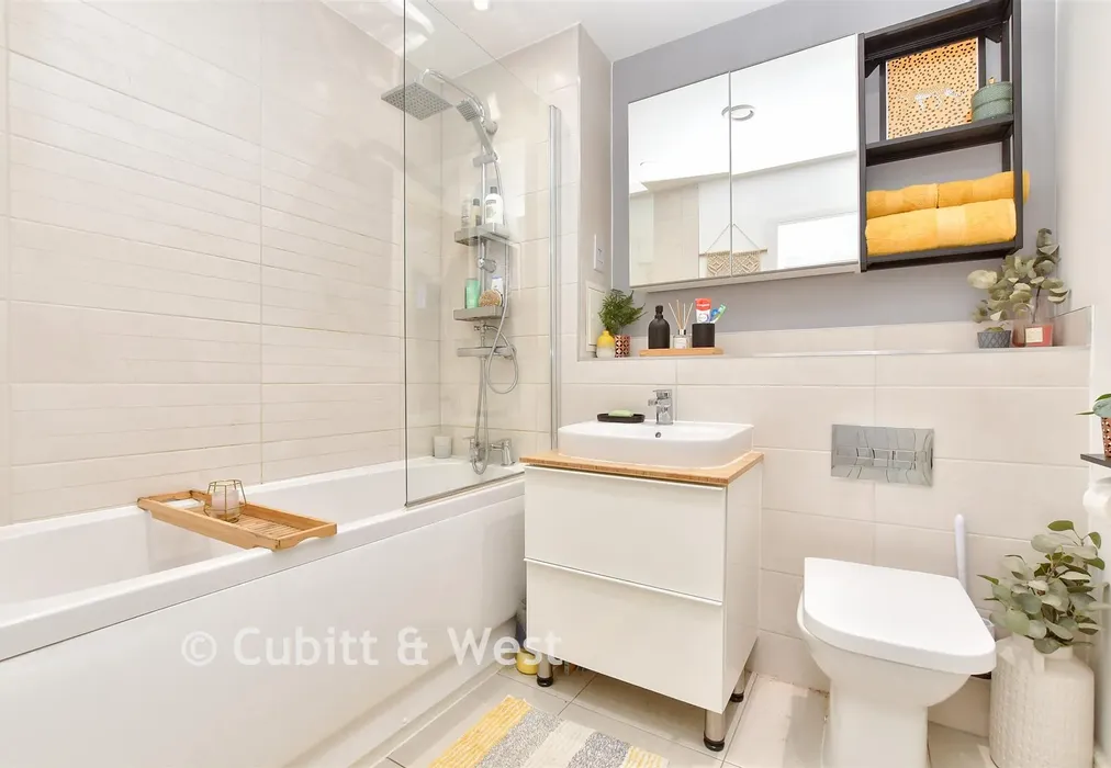 Bathroom - Purley Way, Croydon, Surrey - Wards of Kent