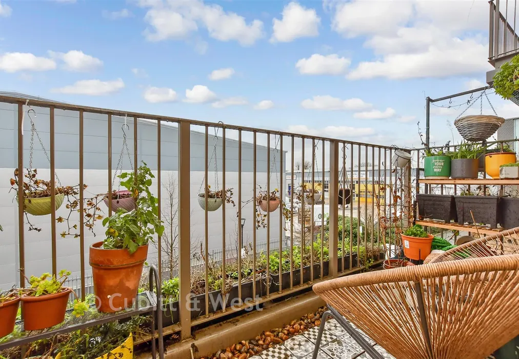 Balcony / Terrace - Purley Way, Croydon, Surrey - Wards of Kent