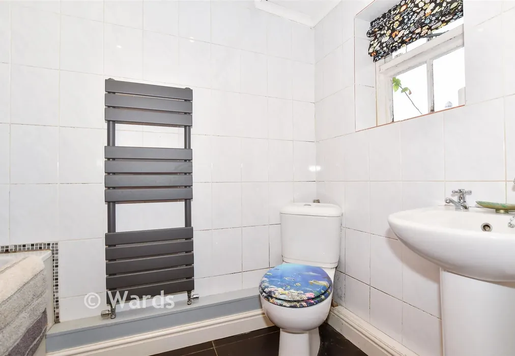 Bathroom - Vicarage Road, Yalding, Maidstone, Kent - Wards of Kent