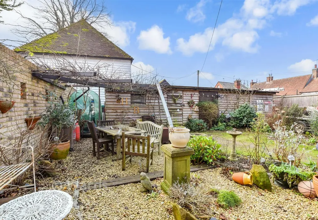 Rear Garden - Vicarage Road, Yalding, Maidstone, Kent - Wards of Kent