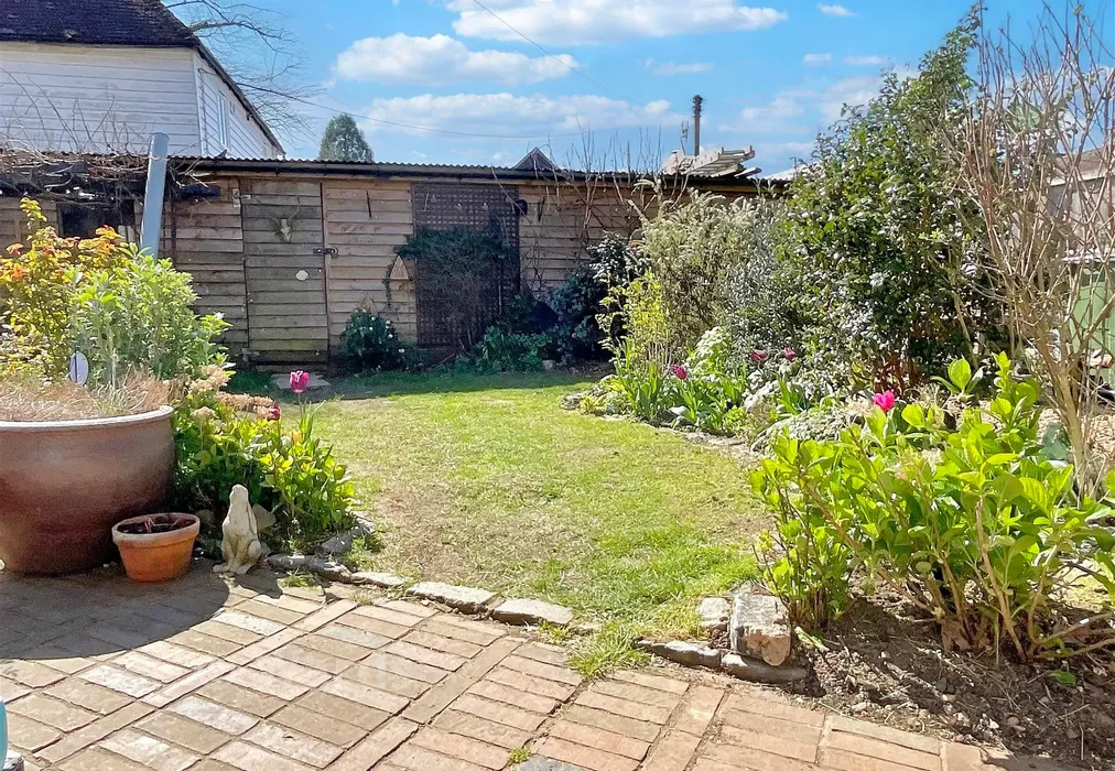 Garden - Vicarage Road, Yalding, Maidstone, Kent - Wards of Kent