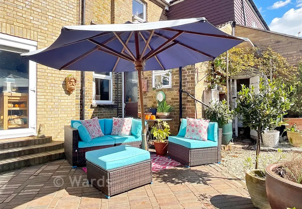 Garden Lifestyle Shot - Vicarage Road, Yalding, Maidstone, Kent - Wards of Kent