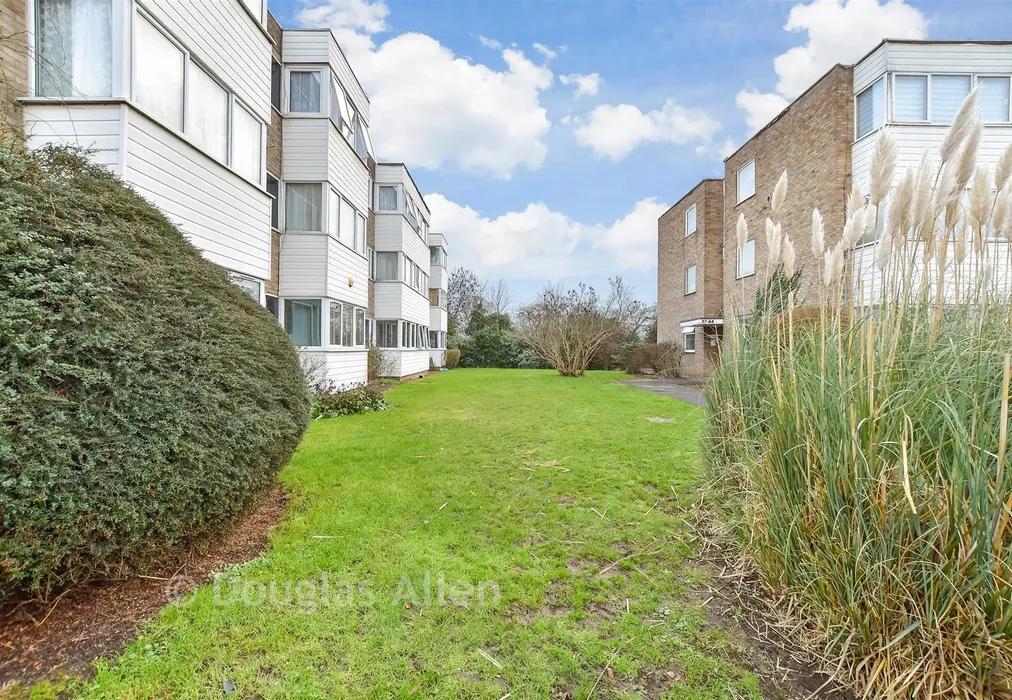 Communal Gardens - Winston Close, Romford, Essex - Wards of Kent