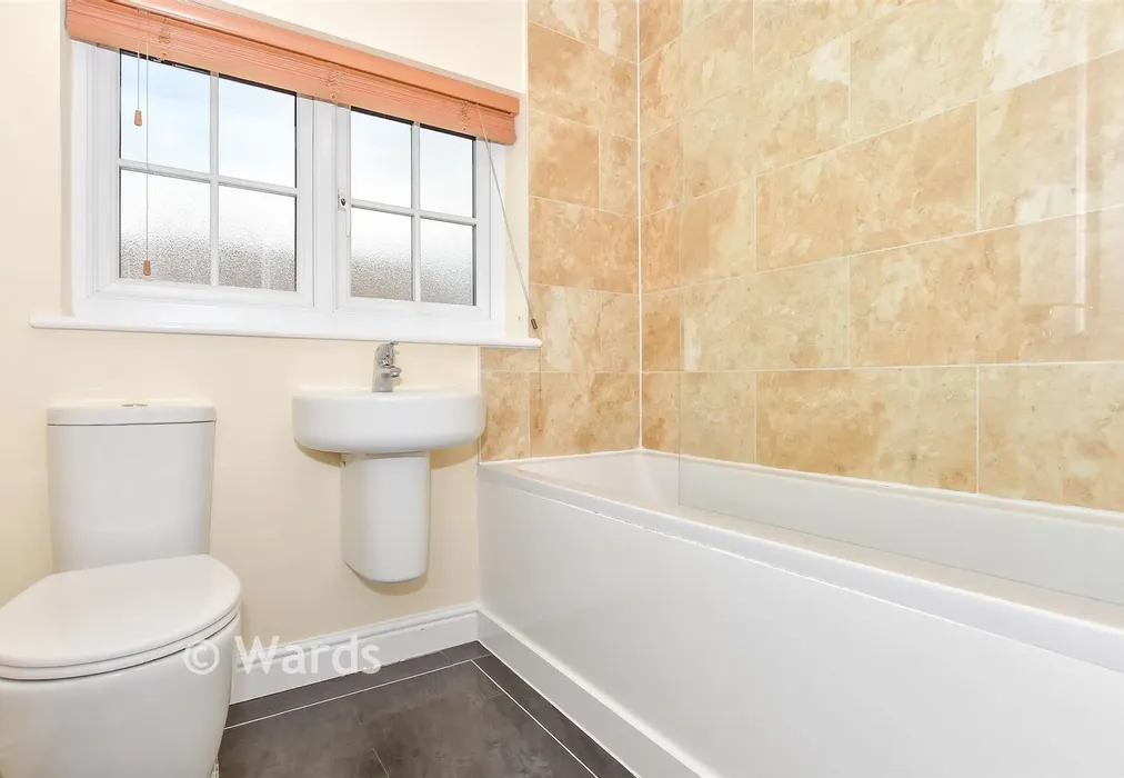 Bathroom - Albion Drive, Larkfield, Aylesford, Kent - Wards of Kent