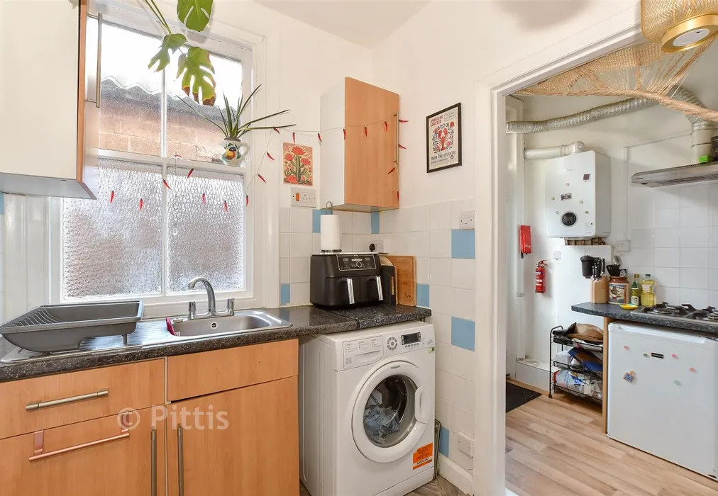Kitchen - Tennyson Road, Freshwater, Isle of Wight - Wards of Kent