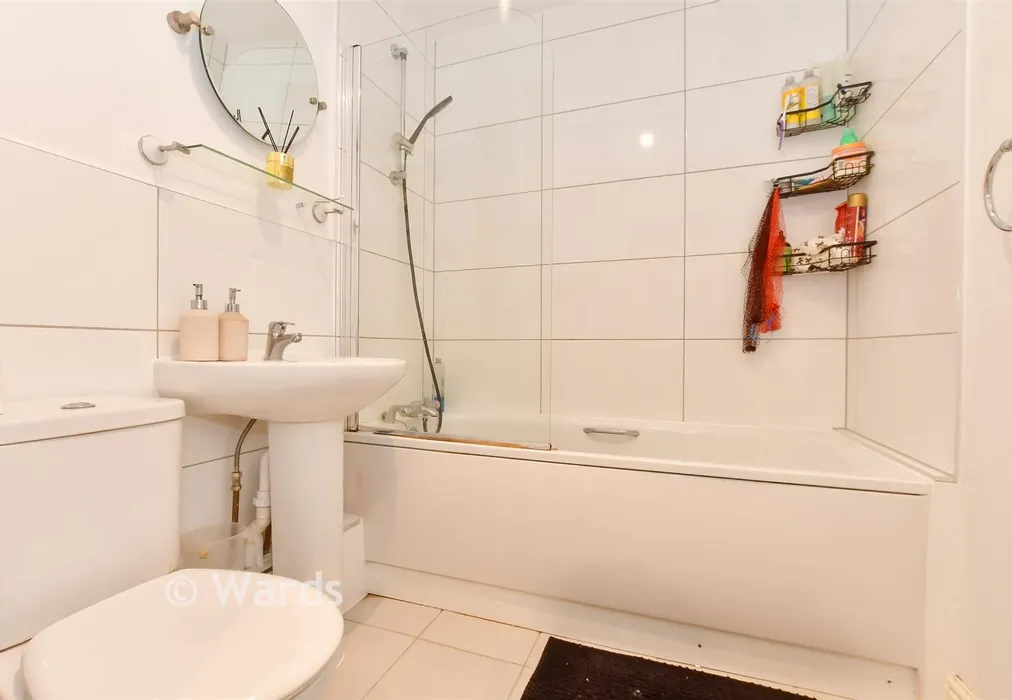 Bathroom - Great Stour Mews, Canterbury, Kent - Wards of Kent