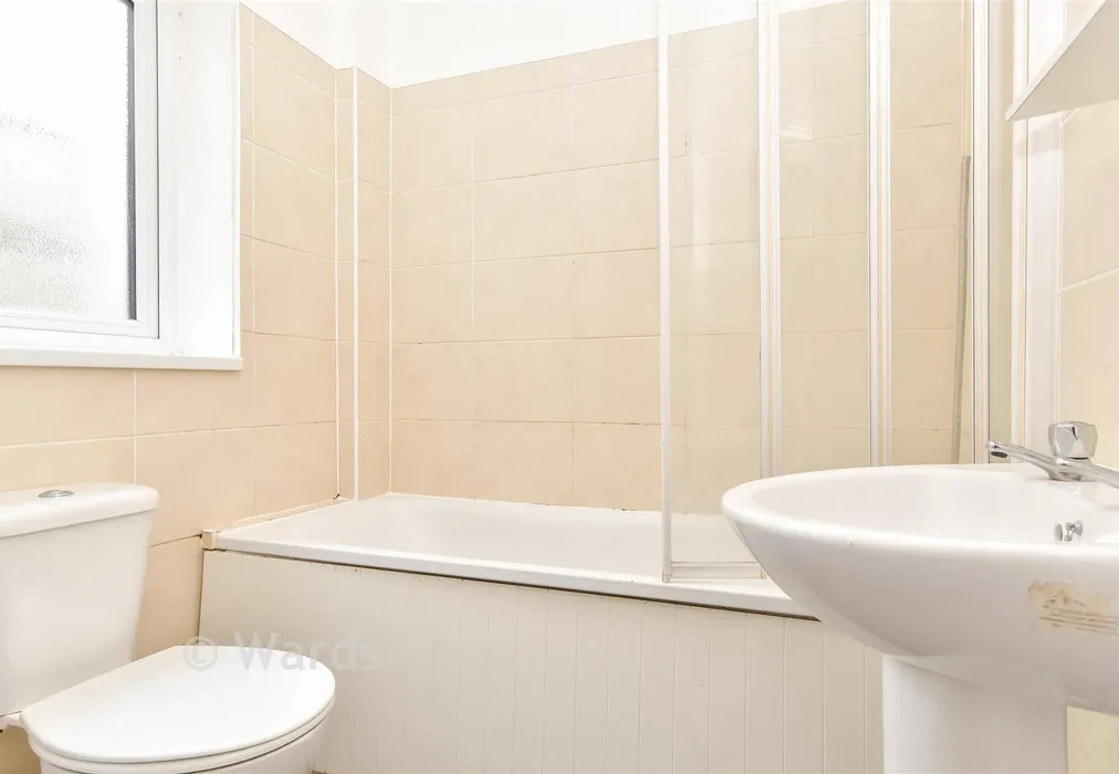 Bathroom - Luton Road, Chatham, Kent - Wards of Kent