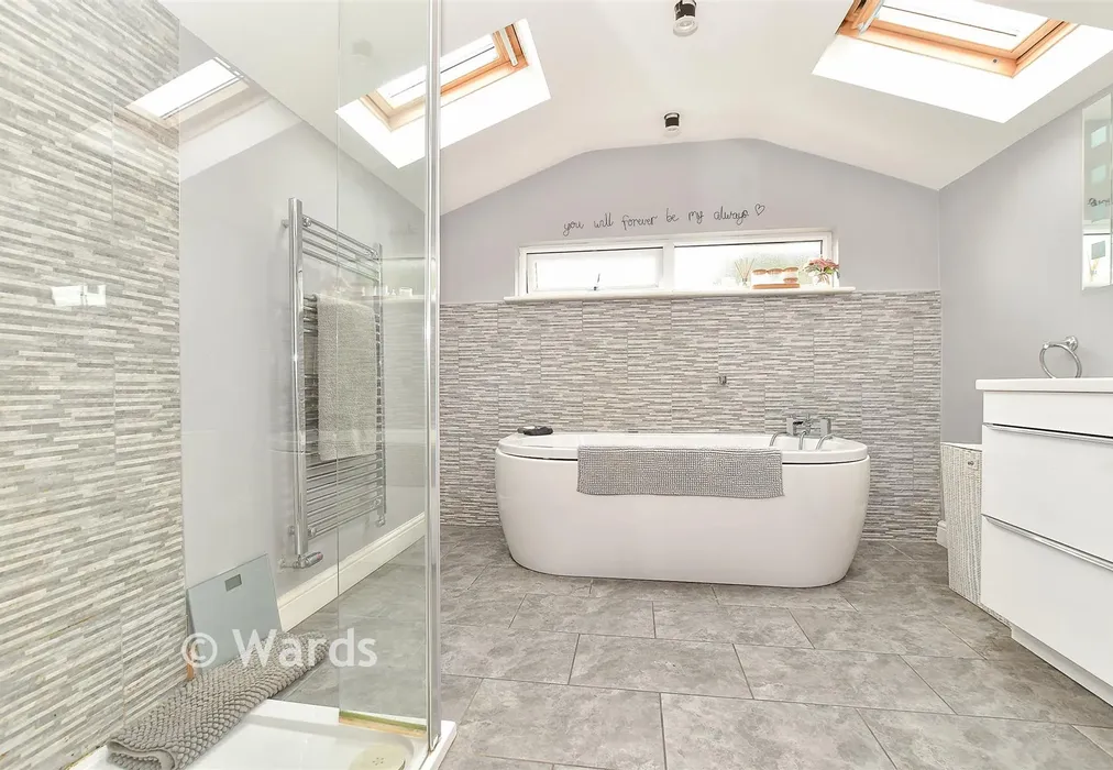 En-Suite Bathroom - Crown Acres, East Peckham, Tonbridge, Kent - Wards of Kent