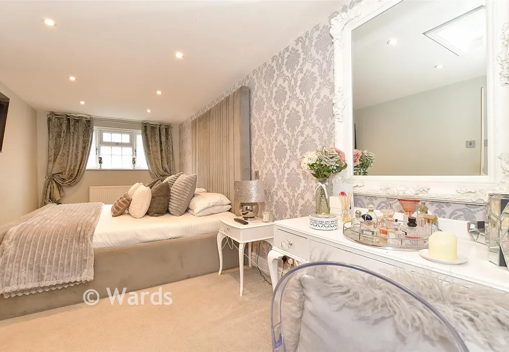 Bedroom 1 - Crown Acres, East Peckham, Tonbridge, Kent - Wards of Kent