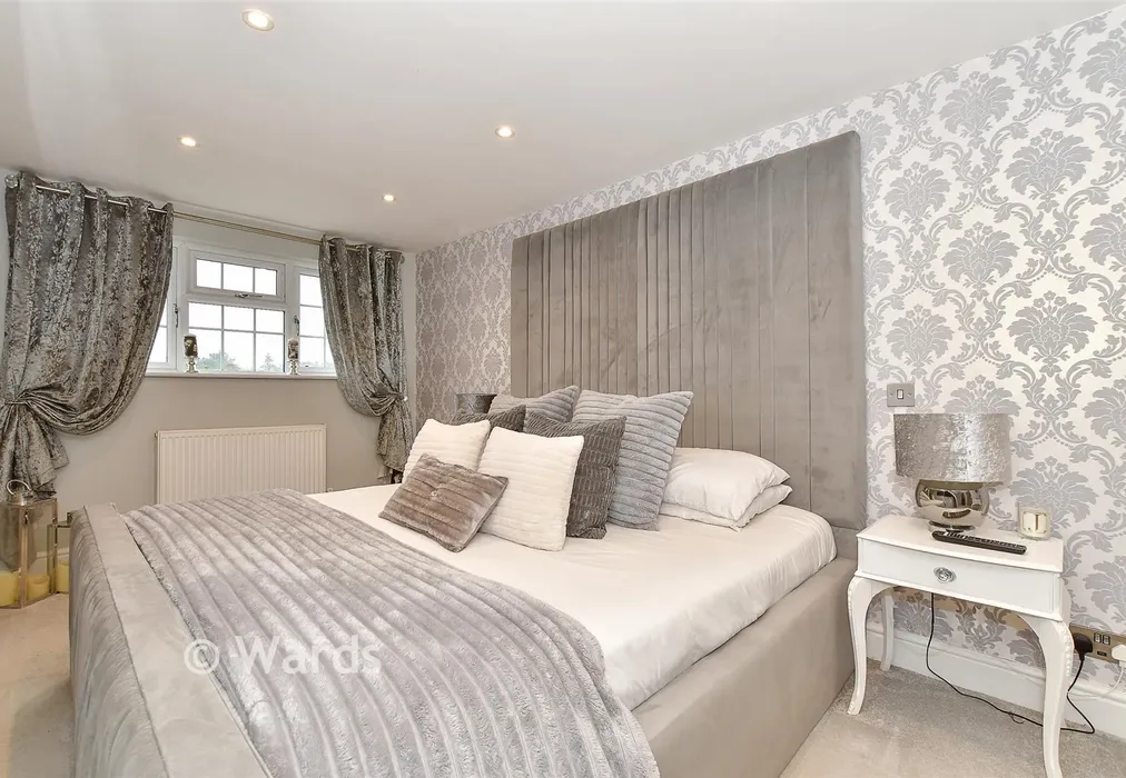 Bedroom 1 - Crown Acres, East Peckham, Tonbridge, Kent - Wards of Kent