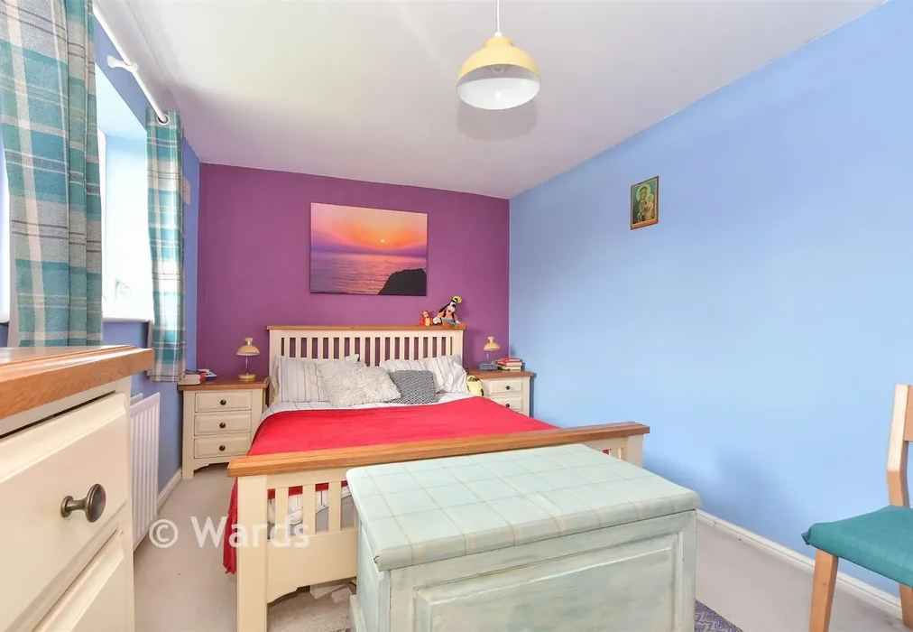Bedroom 1 - North Pends, Kennington, Ashford, Kent - Wards of Kent