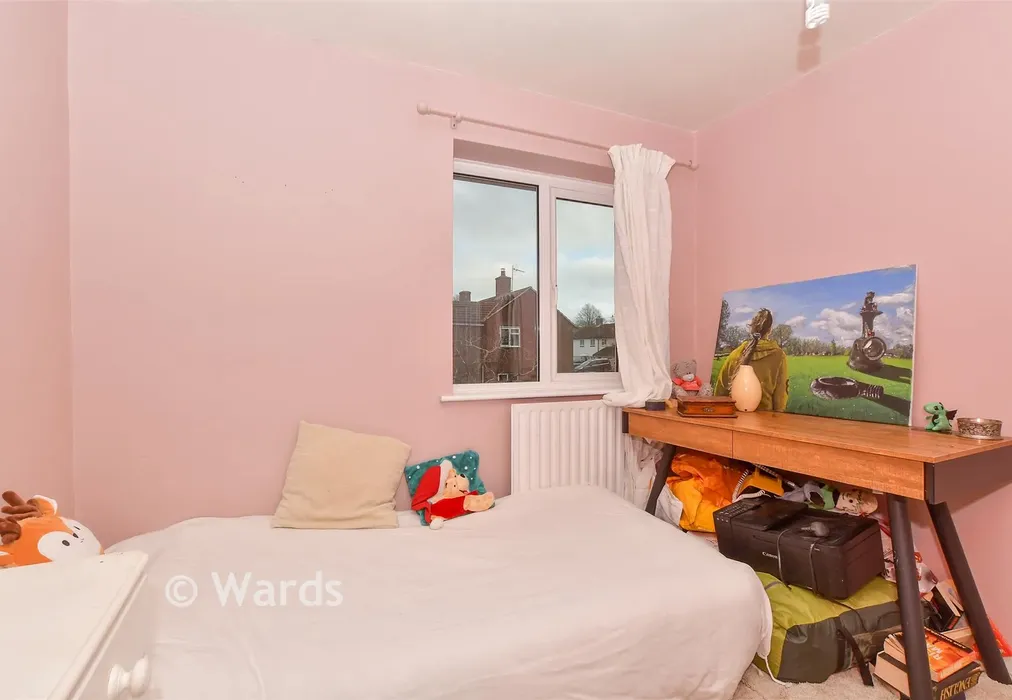 Bedroom 3 - North Pends, Kennington, Ashford, Kent - Wards of Kent
