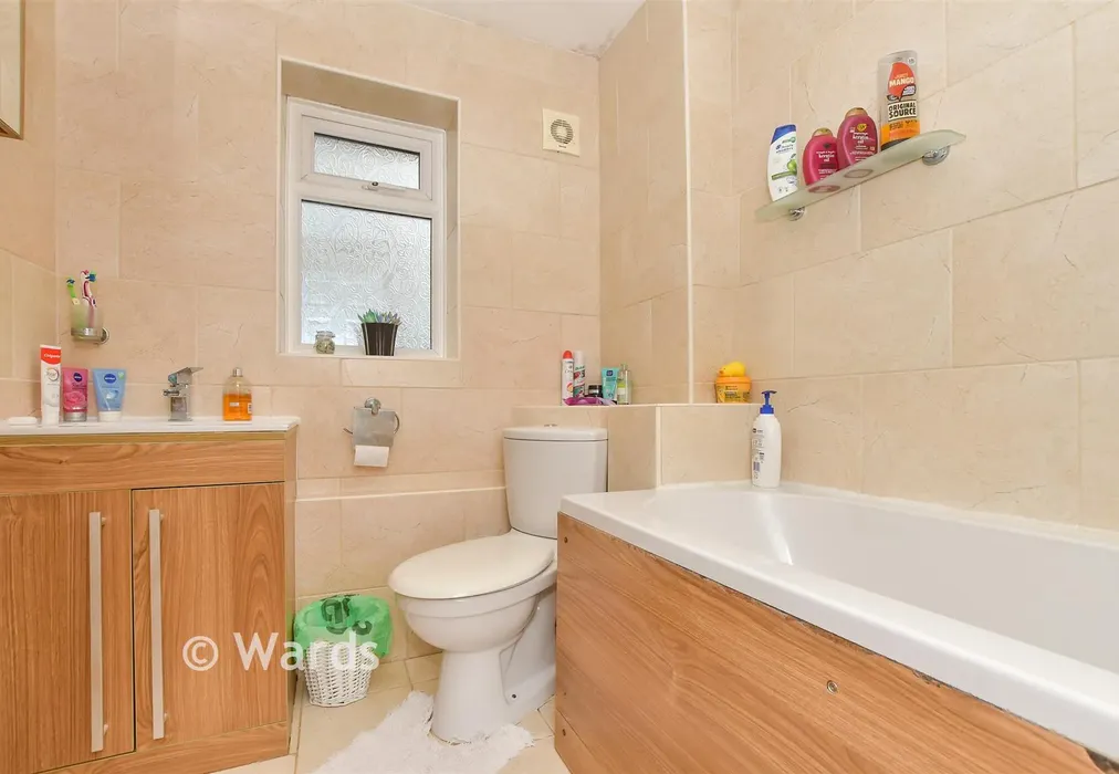 Bathroom - North Pends, Kennington, Ashford, Kent - Wards of Kent