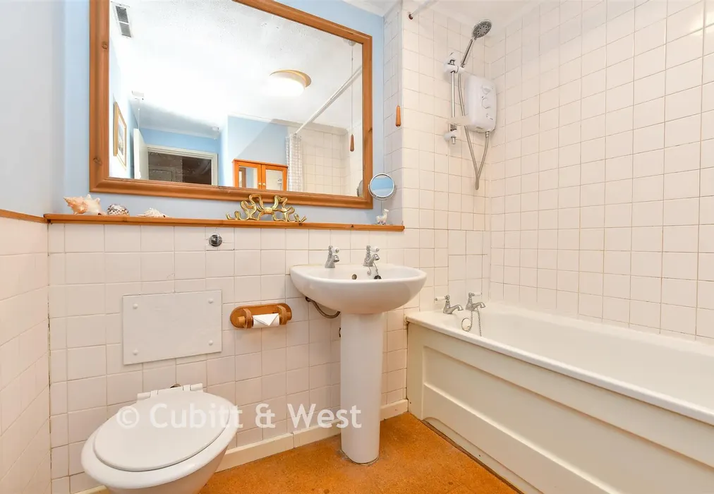 Bathroom - Linton Glade, Croydon, Surrey - Wards of Kent