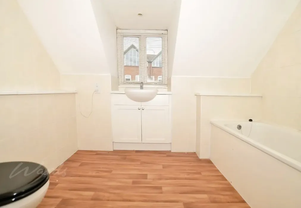 c3479604-Bathroom2 - Kirbys Lane Canterbury CT2 - Wards of Kent