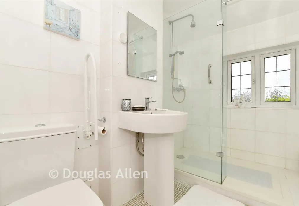 En-Suite - Nursery Road, Nazeing, Essex - Wards of Kent