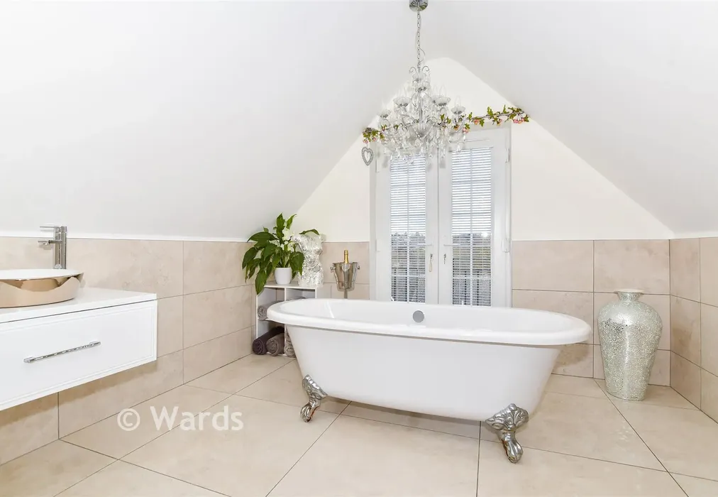 En-Suite Bathroom - Pennine Way, Downswood, Maidstone, Kent - Wards of Kent