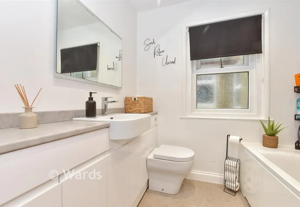 Bathroom - Barton Road, Dover, Kent - Wards of Kent