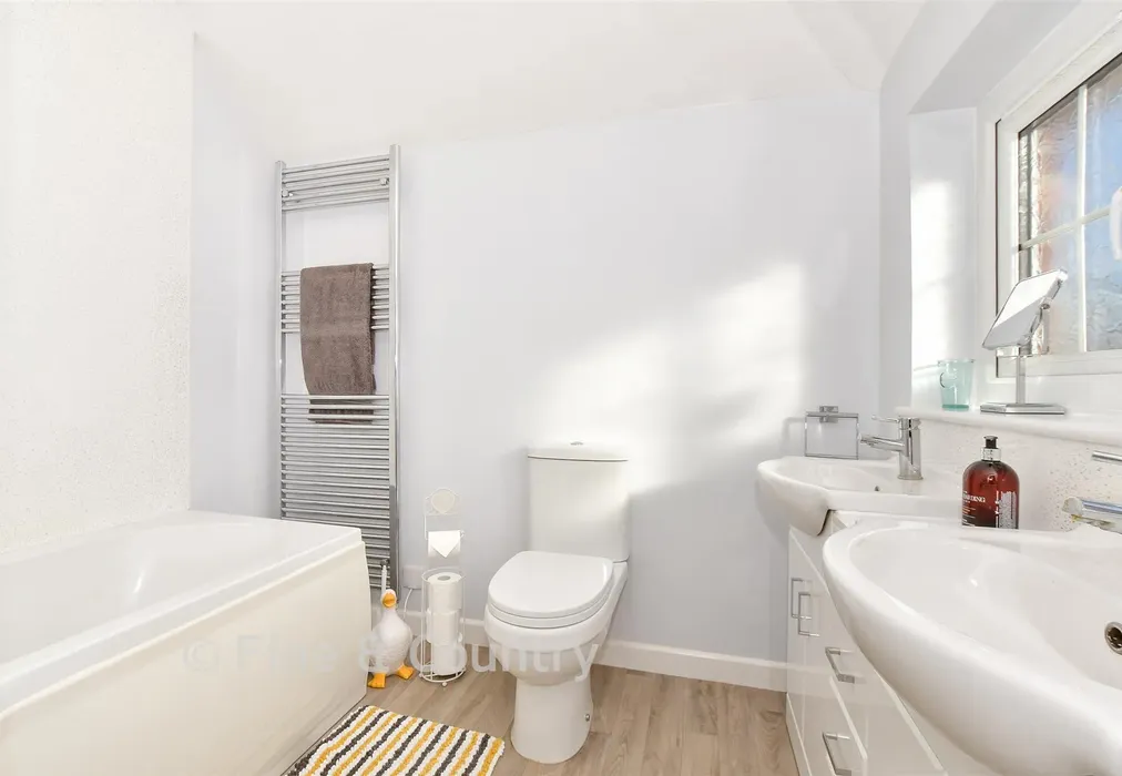 En-Suite Bathroom - Emmett Hill, Chale Green, Ventnor, Isle of Wight - Wards of Kent