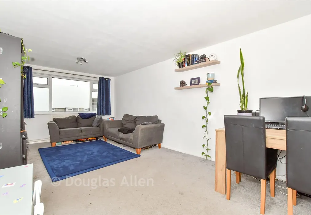 Lounge/Diner - Shepeshall, Basildon, Essex - Wards of Kent