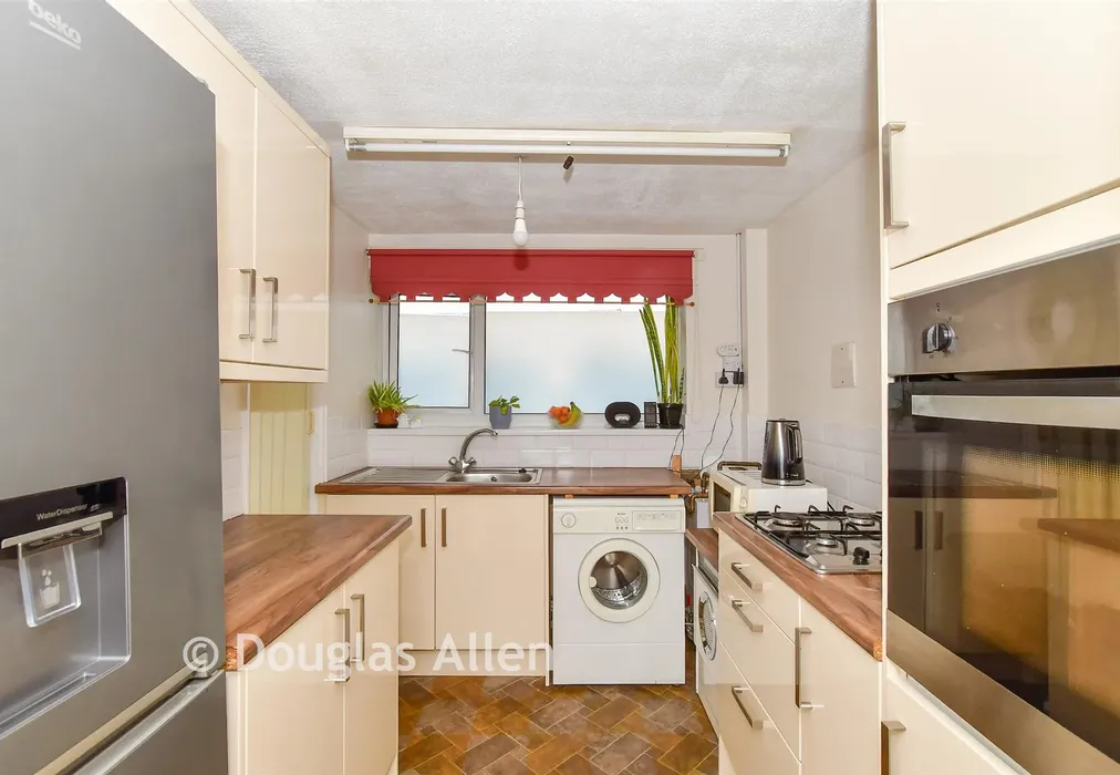 Kitchen - Shepeshall, Basildon, Essex - Wards of Kent