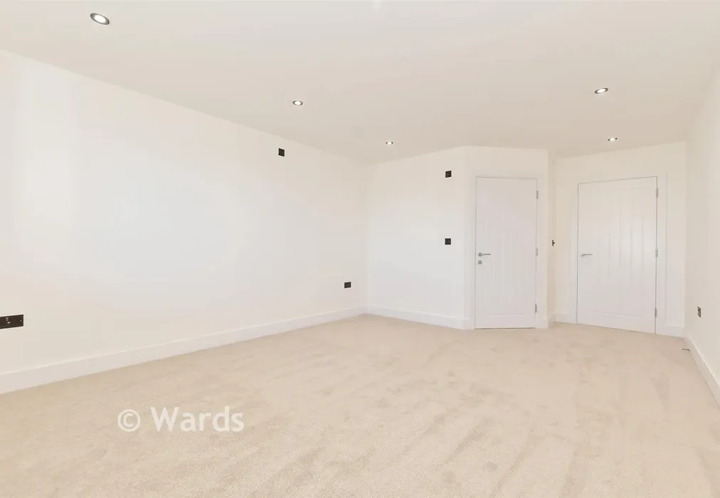 Bedroom 1 - The Parade, Greatstone, Kent - Wards of Kent