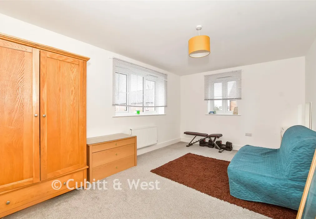 Bedroom 1 - Priors Orchard, Southbourne, Emsworth, West Sussex - Wards of Kent