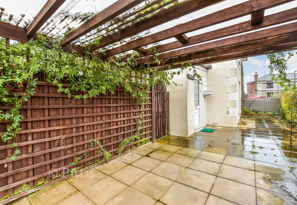 Front Garden - Cross Road, Lake, Sandown, Isle of Wight - Wards of Kent