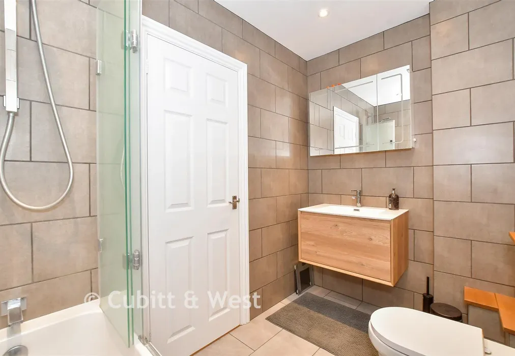Bathroom - Fairlea Road, Emsworth, Hampshire - Wards of Kent
