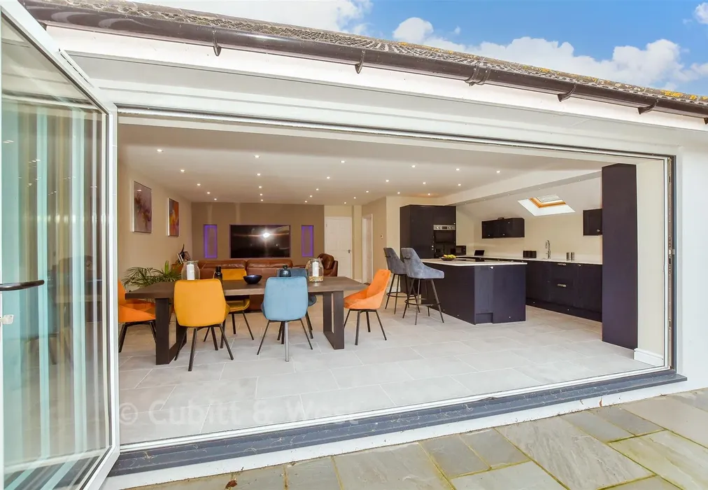 External Lifestyle Photograph - Fairlea Road, Emsworth, Hampshire - Wards of Kent