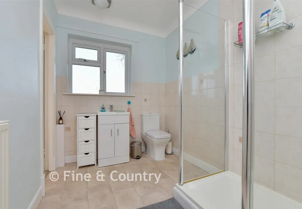 Jack And Jill En-Suite - Kingsgate Avenue, Broadstairs, Kent - Wards of Kent