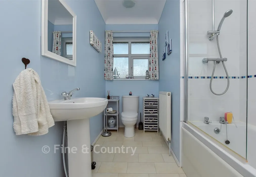 Bathroom - Kingsgate Avenue, Broadstairs, Kent - Wards of Kent