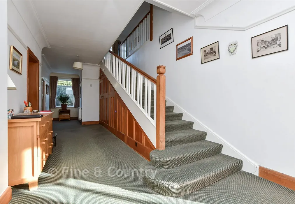 Entrance Hall - Kingsgate Avenue, Broadstairs, Kent - Wards of Kent