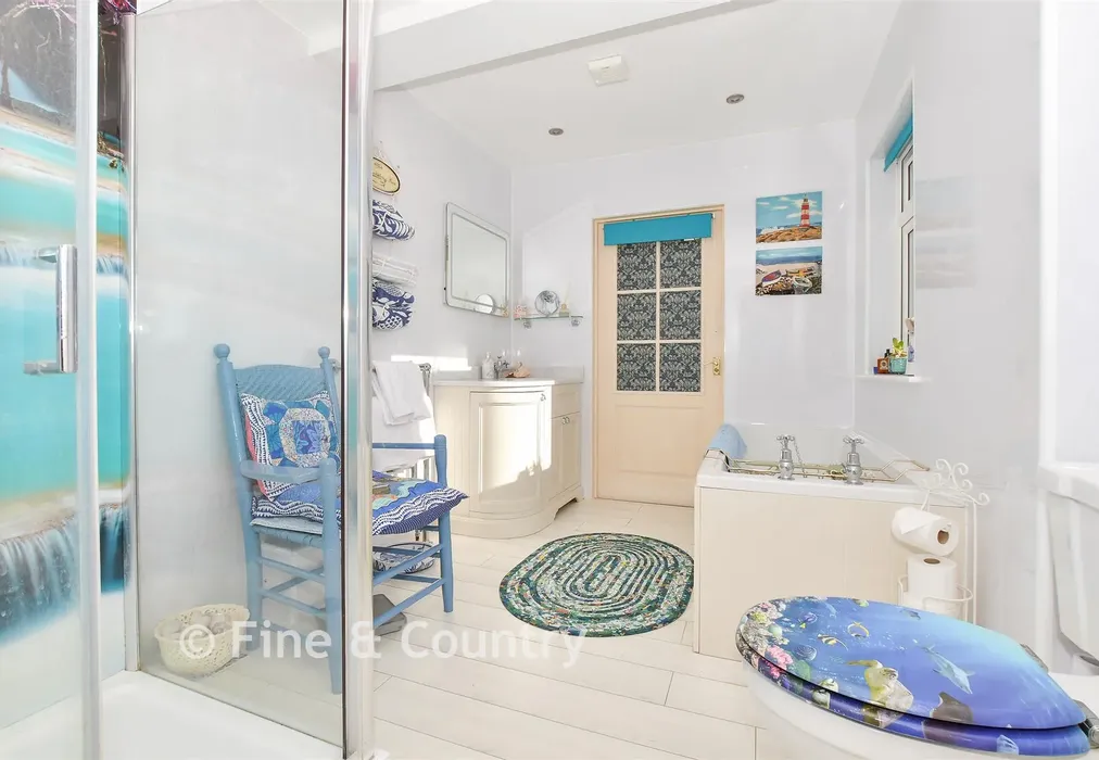 Bathroom - Castle Court, Ventnor, Isle of Wight - Wards of Kent