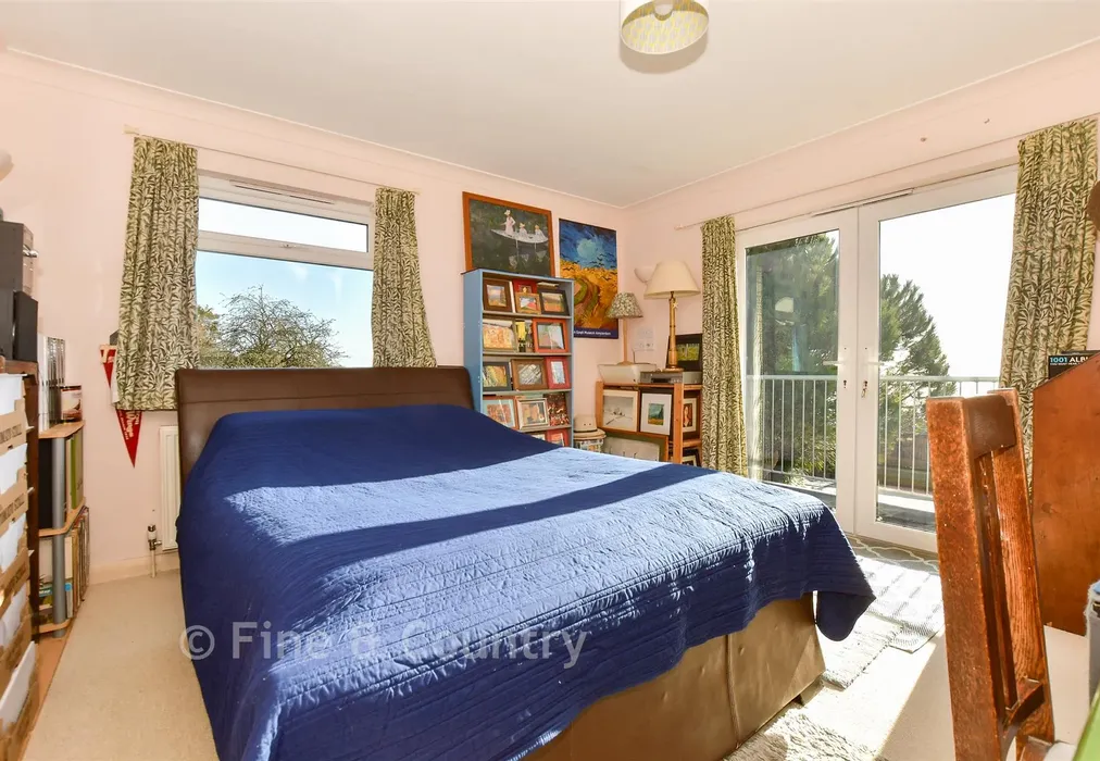 Bedroom 1 - Castle Court, Ventnor, Isle of Wight - Wards of Kent
