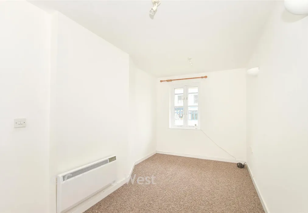 Bedroom 1 - Framfield Road, Uckfield, East Sussex - Wards of Kent