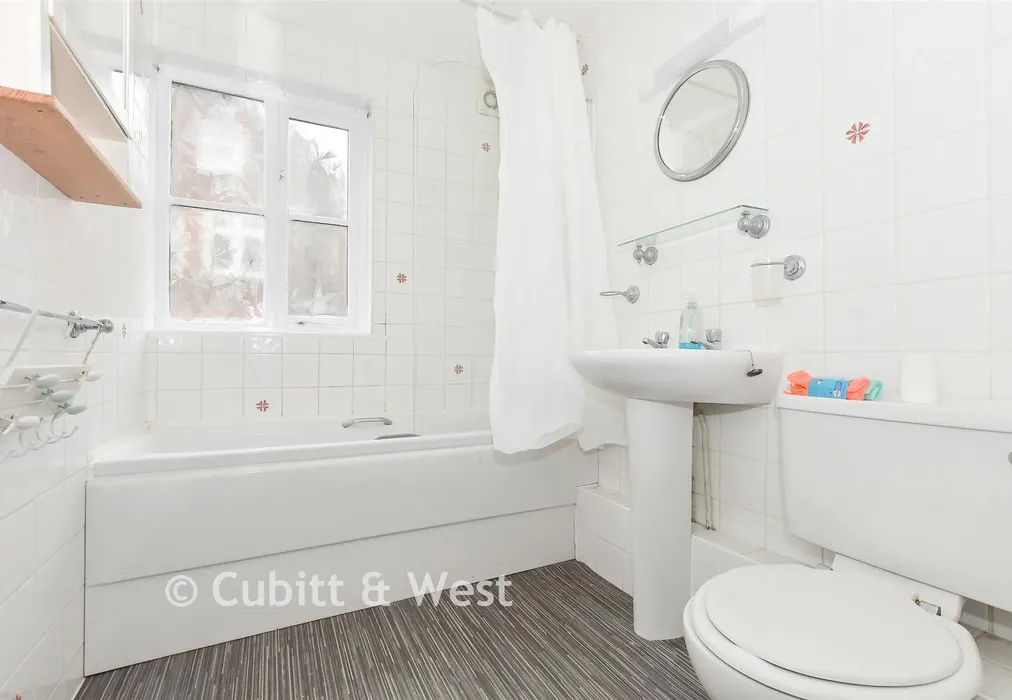 Bathroom - Framfield Road, Uckfield, East Sussex - Wards of Kent