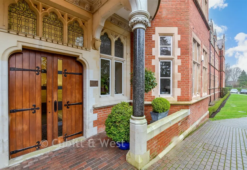 External Lifestyle Photograph - Lavender Close, Leatherhead, Surrey - Wards of Kent