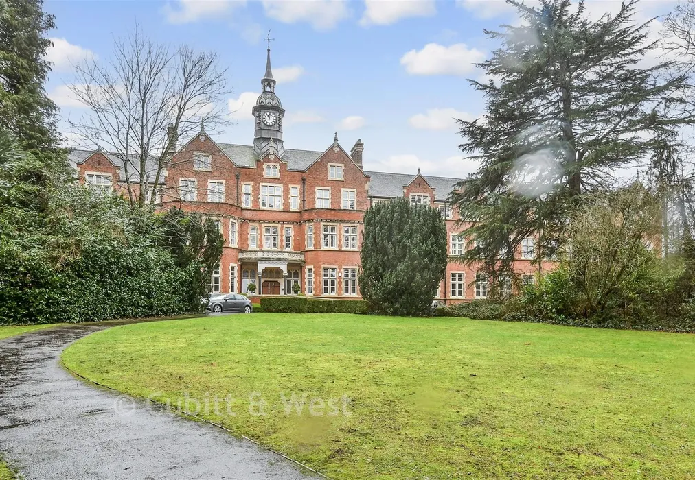 Communal Gardens - Lavender Close, Leatherhead, Surrey - Wards of Kent