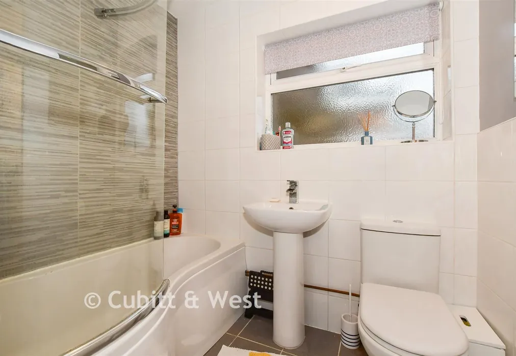 Bathroom - Horsham Road, Rusper, West Sussex - Wards of Kent