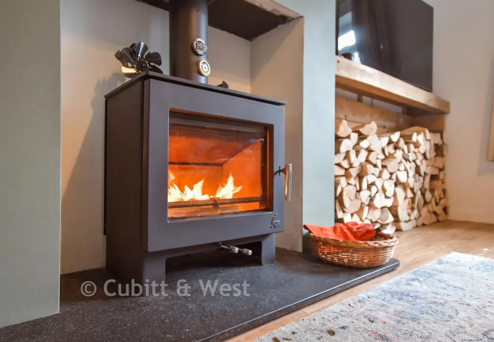 Internal Feature - Chalk Lane, Sidlesham, Chichester, West Sussex - Wards of Kent
