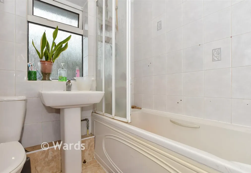 Bathroom - Rectory Road, Deal, Kent - Wards of Kent