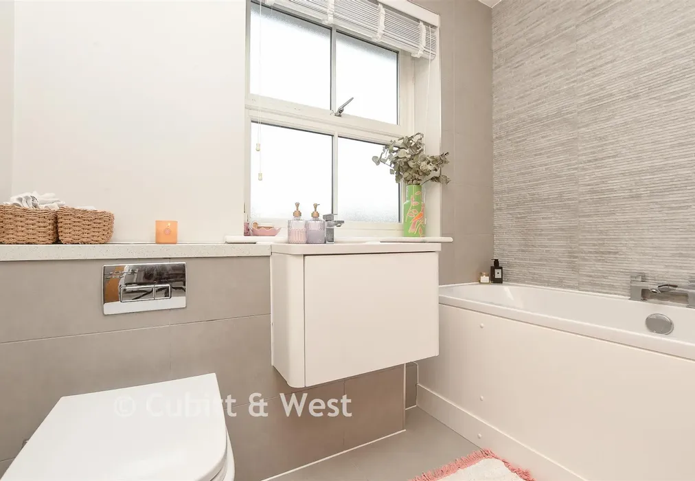 Family Bathroom - Albert Road North, Reigate, Surrey - Wards of Kent