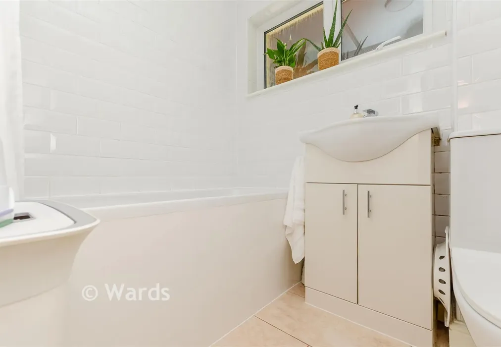 Bathroom - Sunderland Close, Rochester, Kent - Wards of Kent