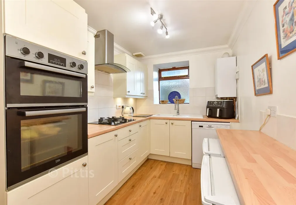 Kitchen - Leed Street, Sandown, Isle of Wight - Wards of Kent