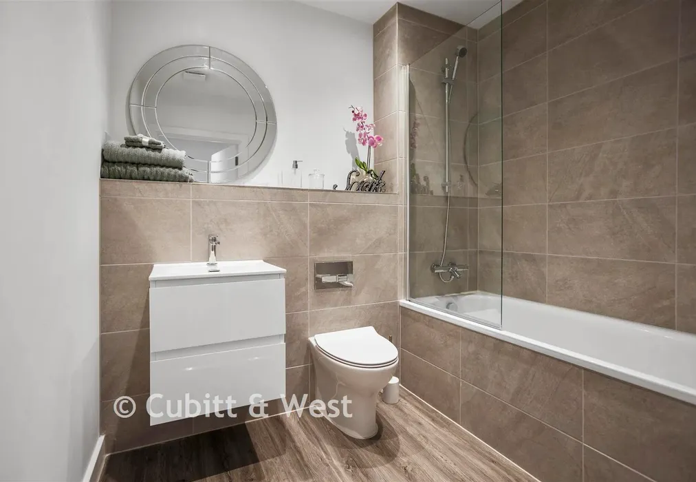 Bathroom - Albion Yard, Brook Road, Redhill, Surrey - Wards of Kent