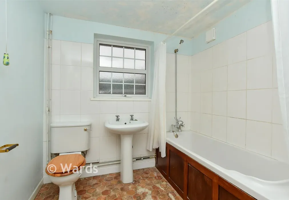 Bathroom - London Road, Faversham, Kent - Wards of Kent