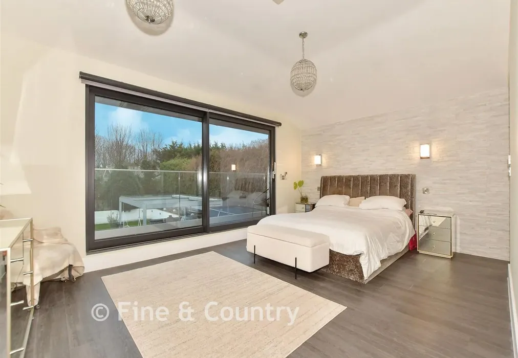 Principal Bedroom - Holland Close, Broadstairs, Kent - Wards of Kent