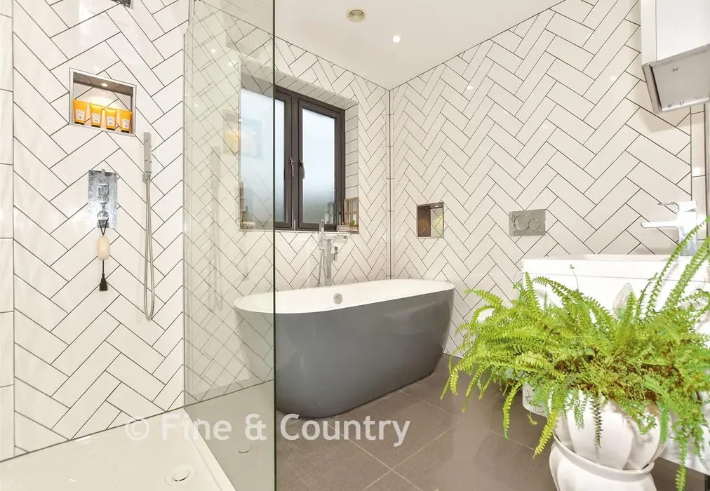 Bathroom - Holland Close, Broadstairs, Kent - Wards of Kent